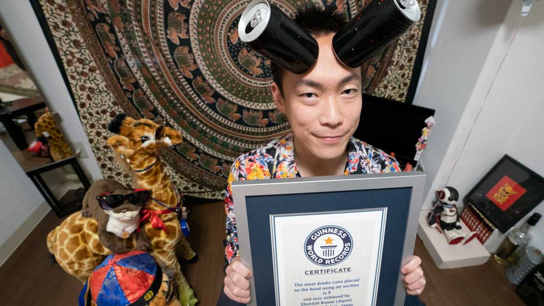 東京在住の菅野俊一さんが頭に9本の缶を頭にくっつけギネス世界記録更新！