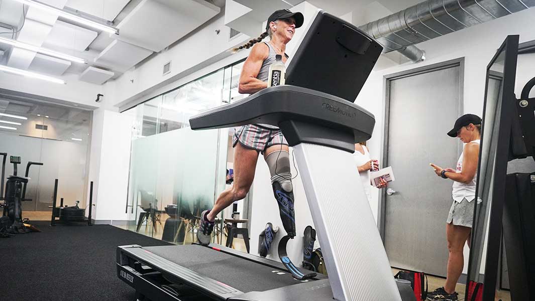 脚を失った女性、トレッドミルで160 kmを22時間以内で走破　ギネス世界記録に認定