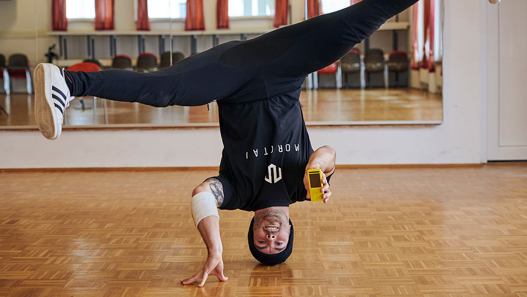【ヘッドスピンしながら携帯いじる!?】ドイツのブレイクダンサーが、複数のギネス世界記録に挑戦！