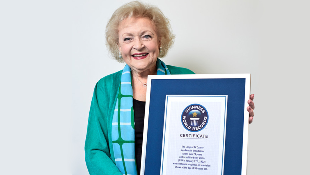 記録破りのレジェンド、ベティ・ホワイトの100歳の誕生日を祝う