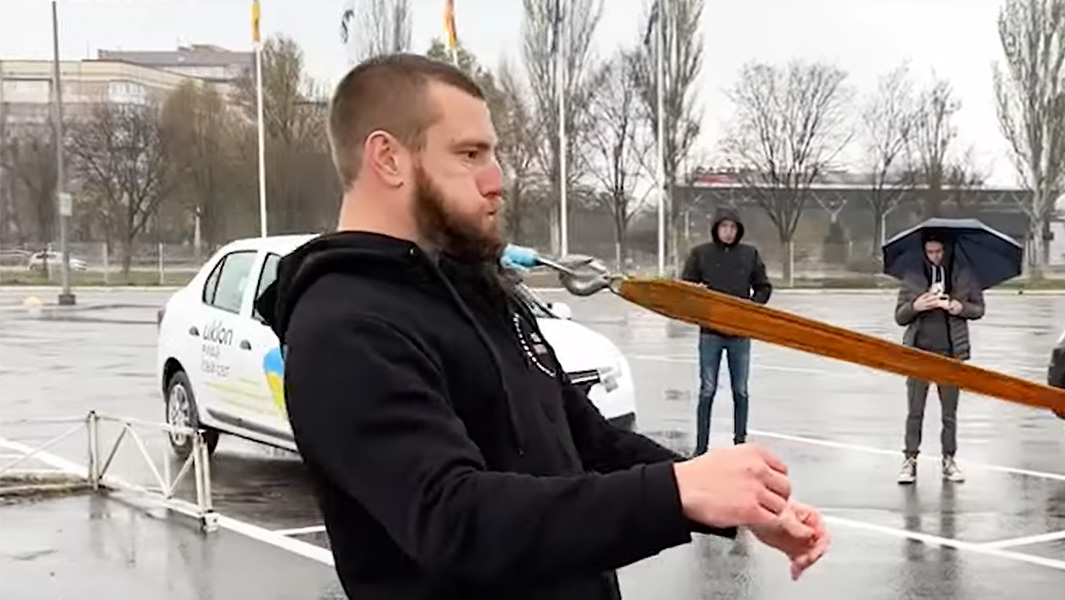 ウクライナのストロングマンが2.5トンのミニバスをヒゲで引っ張る！