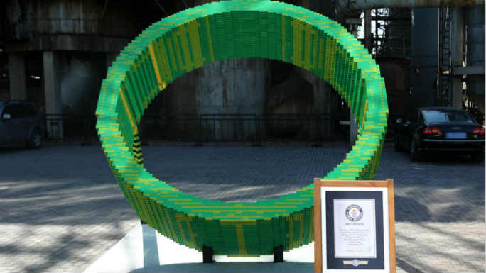 【ギネス世界記録の日特集】45,000のレゴ®ブロックで作られた日時計、世界一に、大きさはおよそ3ｍ！