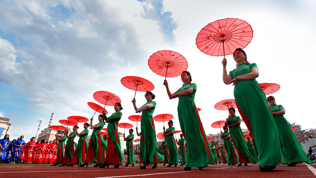 圧巻、5,599人の中国女子たちが一斉にチャイナドレス姿での最大人数集合記録！｜ギネス世界記録