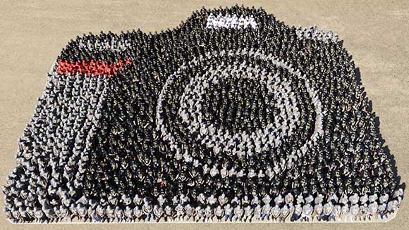 祝100周年-ニコンがイタリアで世界最大のカメラの人文字｜ギネス世界記録