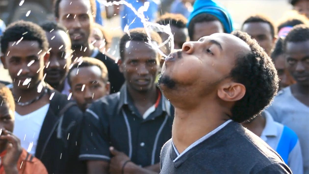エチオピア男が体を張って噴水男に！口から水を噴射させる最長時間を樹立｜ギネス世界記録