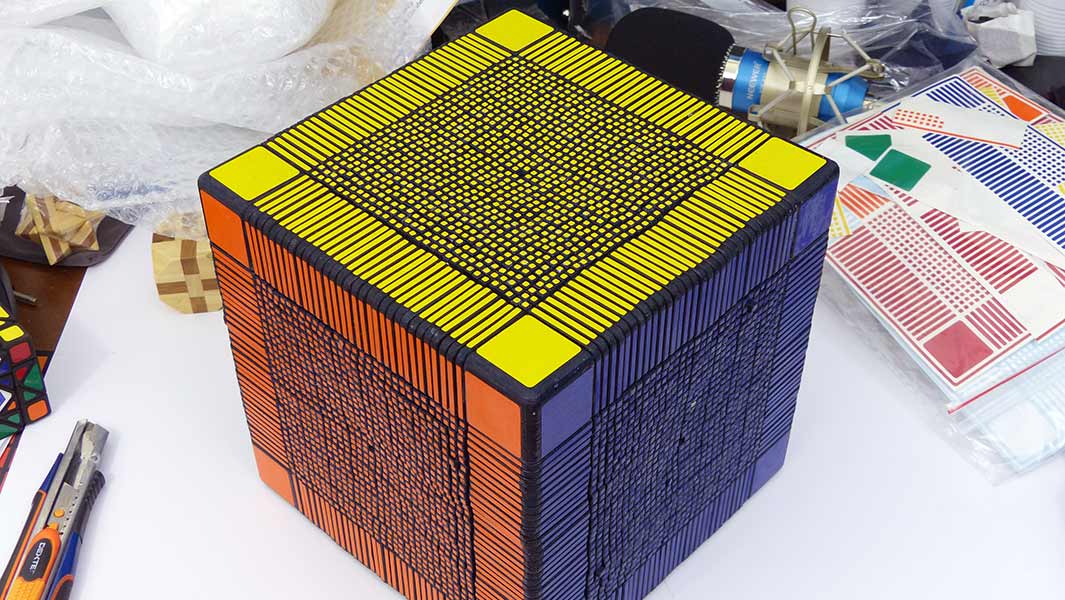 解くのも辛いが作るのも大変 世界一のルービックキューブは 33x33x33 ギネス世界記録