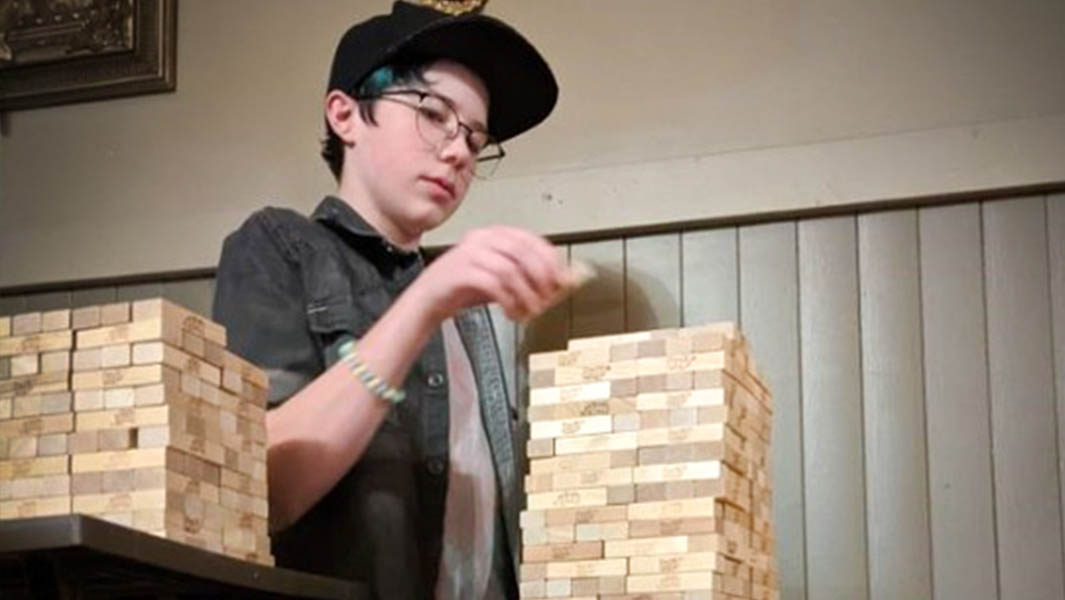 カナダの学生が、1個のジェンガの上に693個のブロックを重ねギネス世界記録更新
