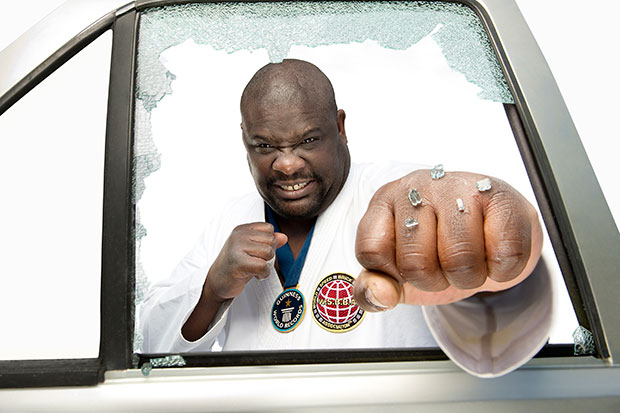 【窓ガラス破りの世界一】 2分間で最も多くの自動車窓ガラスを破った男のお話 
