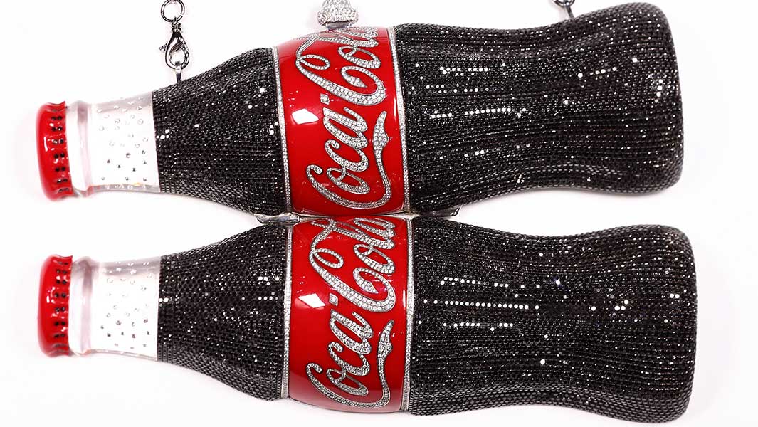 「これ、全部ダイヤでできてます」コカ・コーラにインスパイアされたハンドバッグ、使ったダイヤの数で記録認定