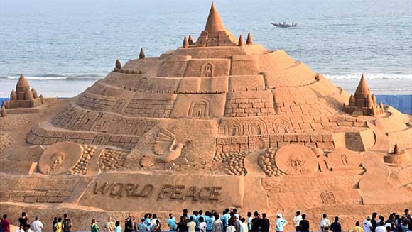 インドの砂の芸術家、世界一の高さを誇る砂のお城をつくる｜ギネス世界記録