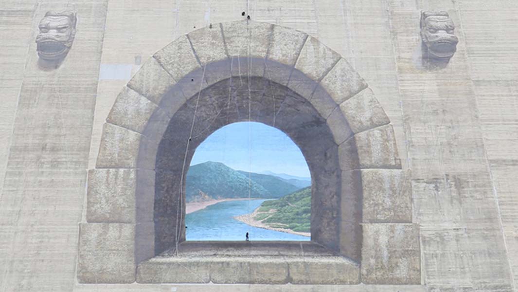 韓国のダムの壁に描かれた"トリックアート"、ギネス世界記録に認定　ダムを貫くトンネルを描いた理由とは