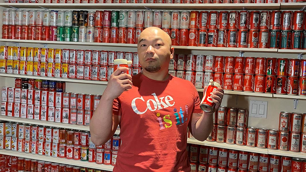 熱狂的なコカ・コーラのファンが1万種類以上の缶をコレクションしてギネス世界記録更新