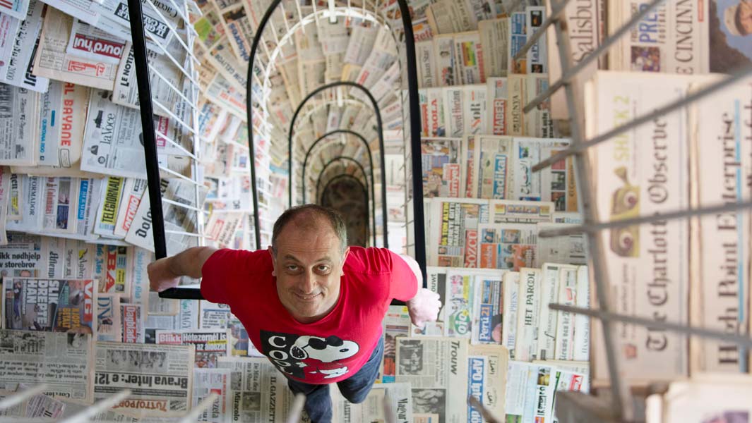 【115カ国から1,444部】世界中の新聞を集めてギネス世界記録に認定された、イタリアのセルジオさん