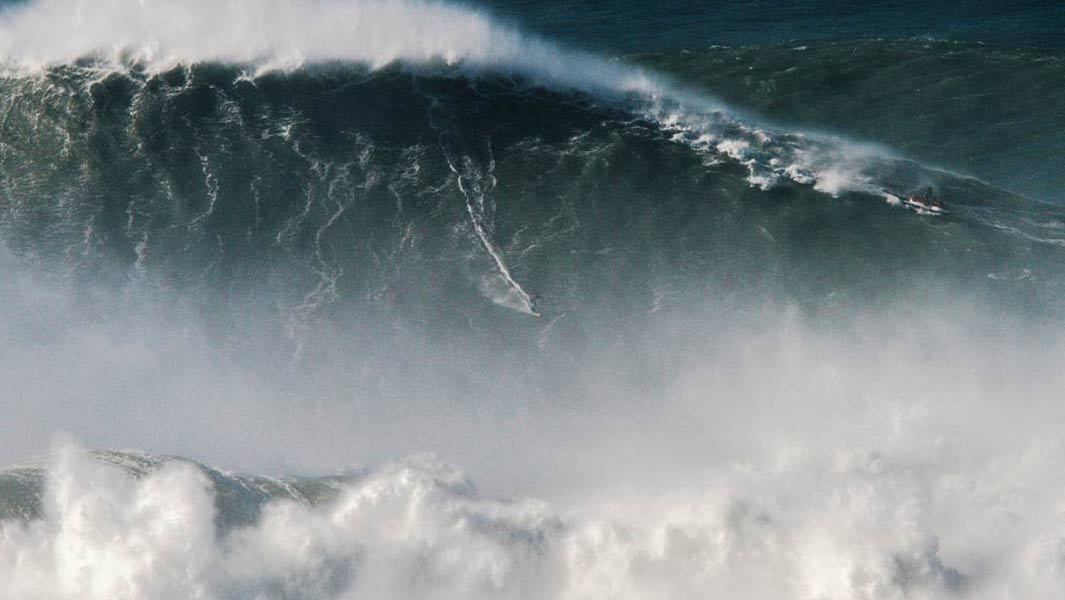 世界一の波乗り!?ブラジルのロドリゴ・コウシャが24m級の波に乗り、記録更新