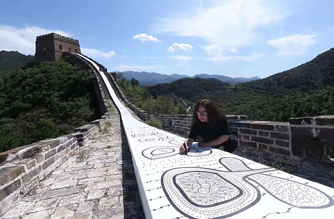 アーティストが万里の長城で「最も長い絵」を描きギネス世界記録更新