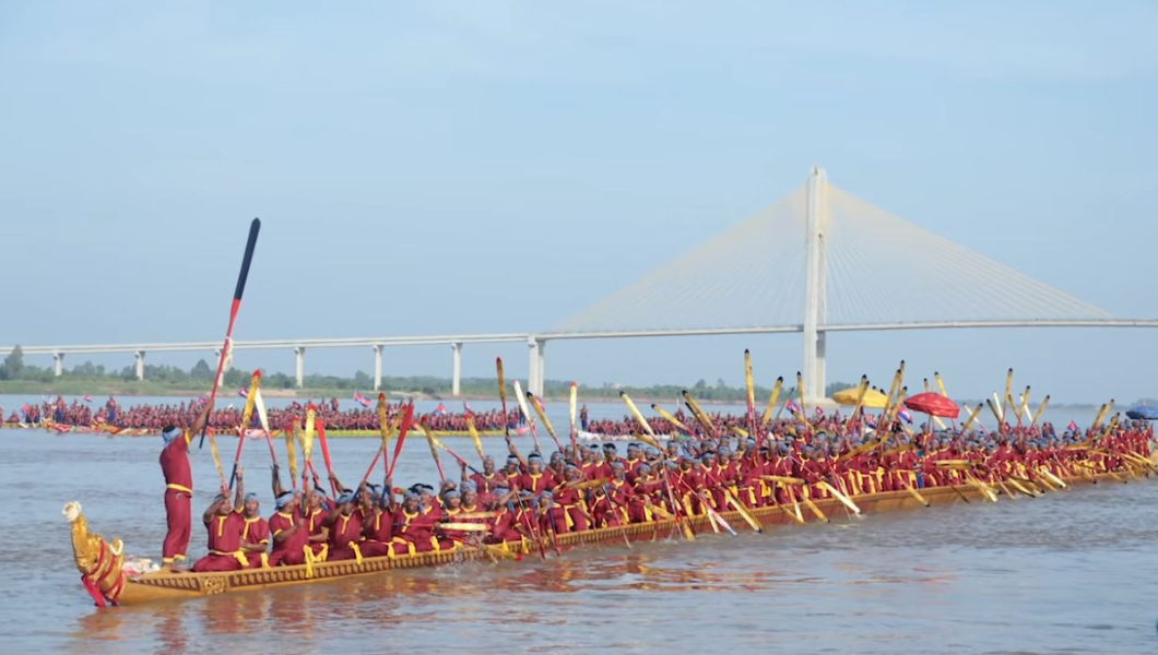 カンボジアで「世界一長いドラゴンボート」が進む　大きさは"自由の女神"とほぼ同じ！