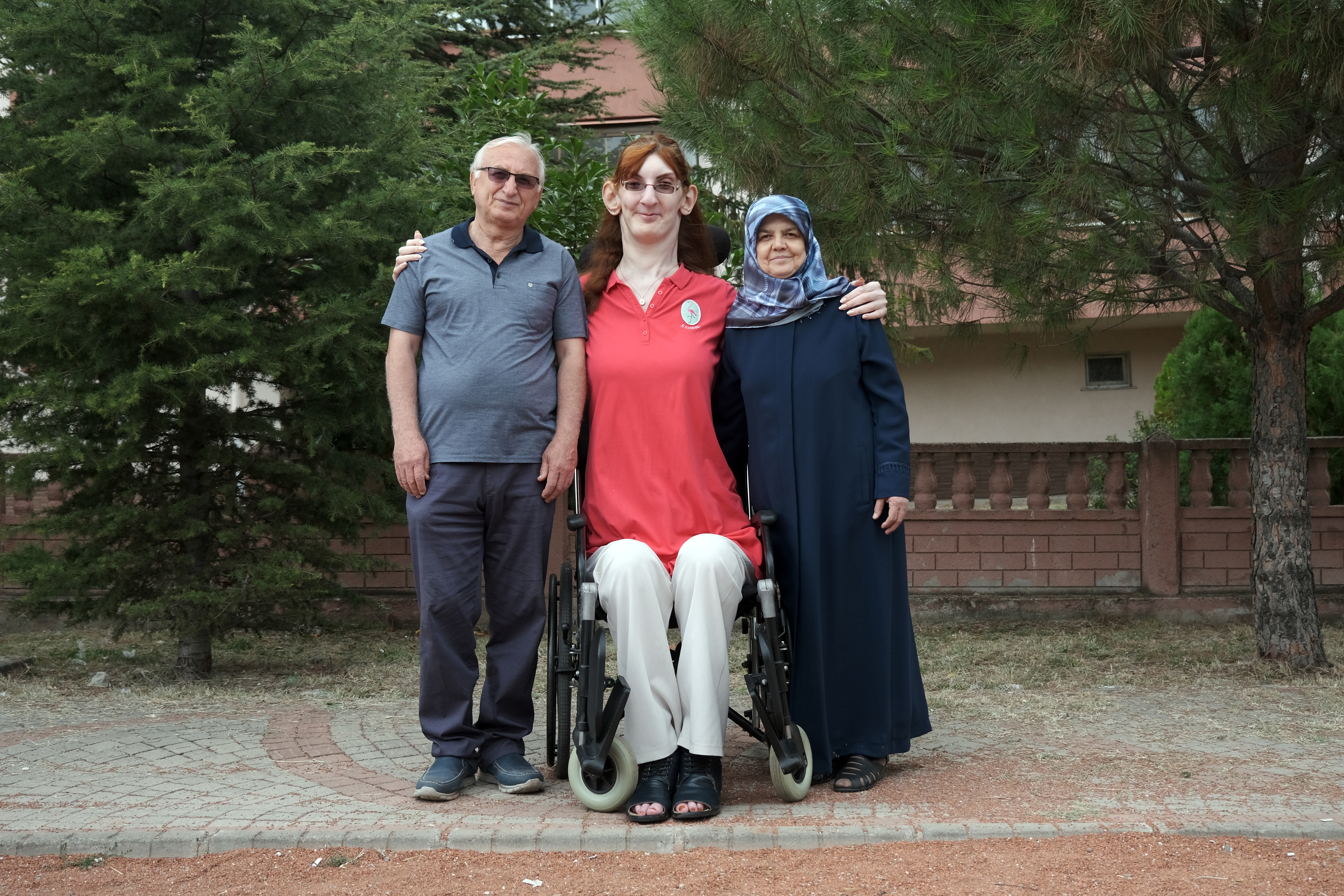 トルコのルメイサ・ゲルギさんが最も背の高い女性に認定